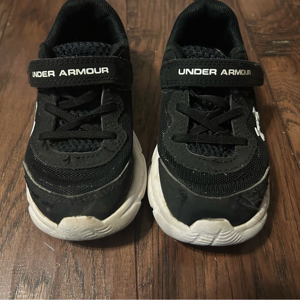 Under Armour boys tennis shoes size 9